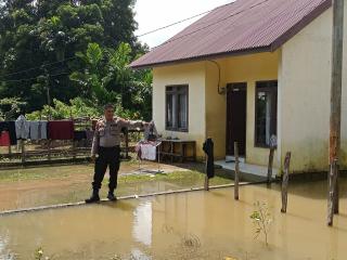 Polsek Benai Tinjau Perkembangan Kondisi dan Data Masyarakat Terdampak Banjir di Kecamatan Benai